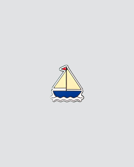 blue and white sailboat ball marker